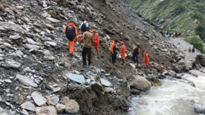 हिमाचल में कुदरत का कहर: एक ही रात 17 जगह फटे बादल, 7 की मौत, 16 लापता, सैकड़ों घर जमींदोज