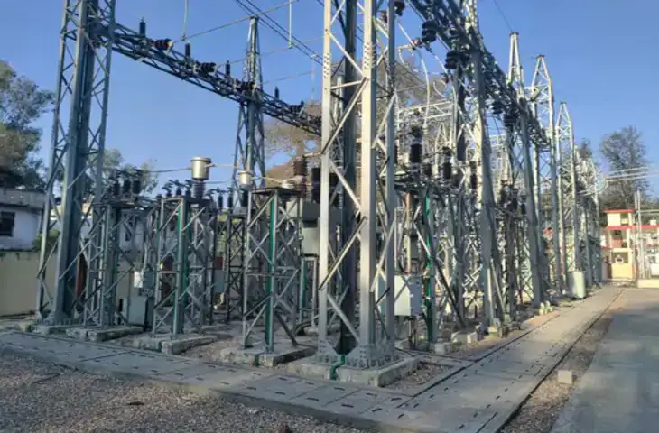 आंधी ने बिजली व्यवस्था को फिर किया ठप: आधा दर्जन पोल टूटे,  लापरवाही बनी बड़ी वजह