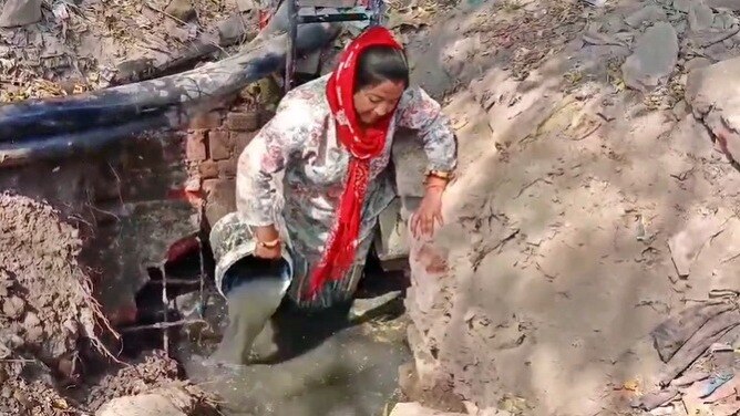 कानपुर: पार्षद का नया कारनामा, सीवर समस्या पर जलकल अधिशासी अभियंता को पानी में धकेला