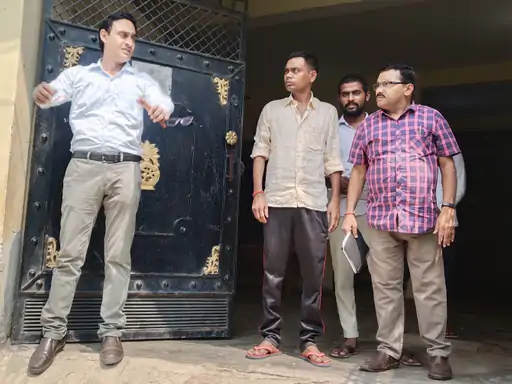 उन्नाव में अमान्य कक्षाओं के संचालन पर कार्रवाई: मदरसा समेत तीन स्कूलों पर एक-एक लाख रुपये का जुर्माना