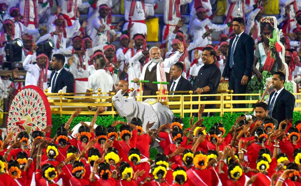 गुवाहाटी में पीएम मोदी का भव्य स्वागत, बोले – “चाय की महक चायवाले से बेहतर कोई नहीं समझ सकता”