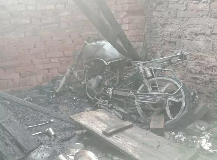 आग से बाइक व घर का बाकी सामान भी जल गया