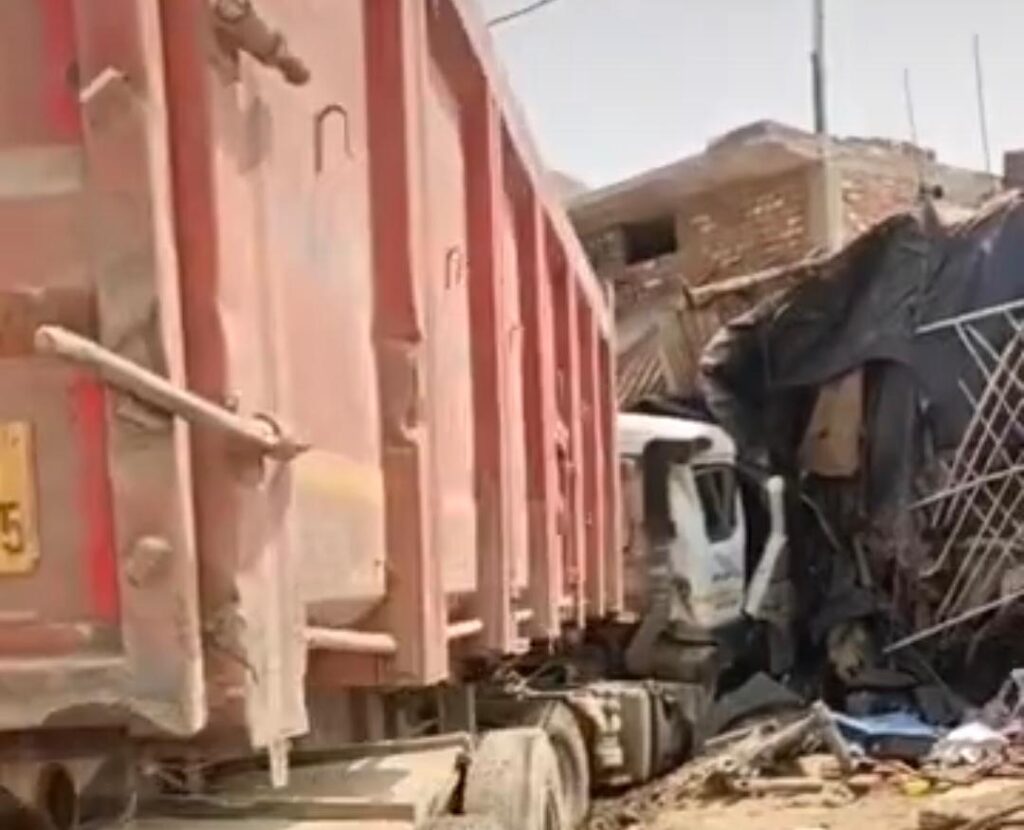 ड्राइवर को आई झपकी, बेकाबू ट्रक घर में घुसा; चालक गंभीर घायल