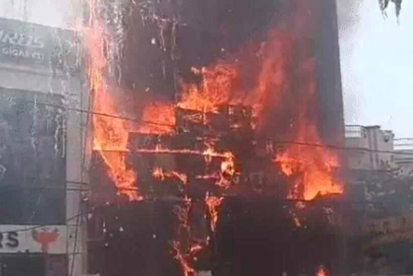 लखनऊ के लाइब्रेरी सेंटर में भीषण आग, बच्चों ने खिड़कियों से कूदकर बचाई जान