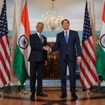 होर्मुज स्ट्रेट पर बढ़ा तनाव: अमेरिका ने जहाजों को चेताया, भारत ने भारतीय नाविकों की मौत पर जताई कड़ी नाराजगी