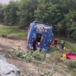 उन्नाव में आगरा-लखनऊ एक्सप्रेसवे पर भीषण सड़क हादसा: तेज रफ्तार बस कार से टकराकर खंती में पलटी, 5 की मौत, एक दर्जन से अधिक घायल