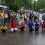 सड़क से स्कूल तक: सरकारी आंकड़ों ने खोली पढ़ाई की कड़वी तस्वीर, बुनियादी सुविधाओं के लिए सड़कों पर बच्चे