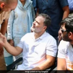 पैलेट गन पर FIR की मांग को लेकर राहुल गांधी का धरना, घायल छात्र के साथ थाने पहुंचे